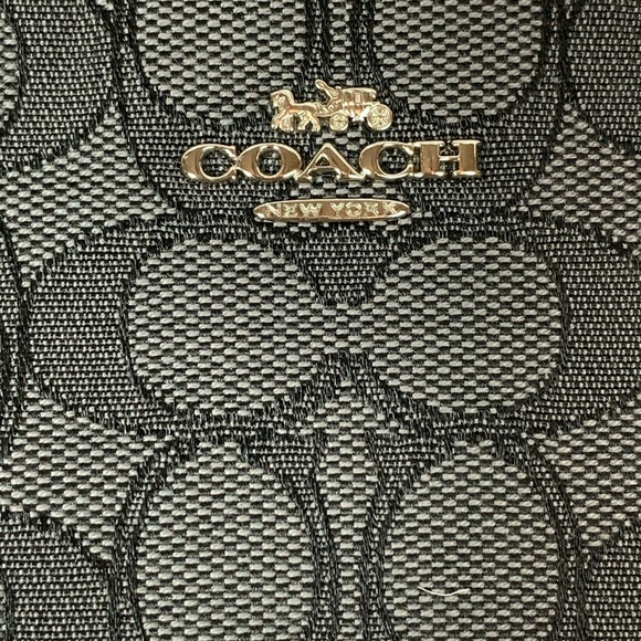 Coach ~ Wristlet in Signature Jacquard - Picture 4 of 6